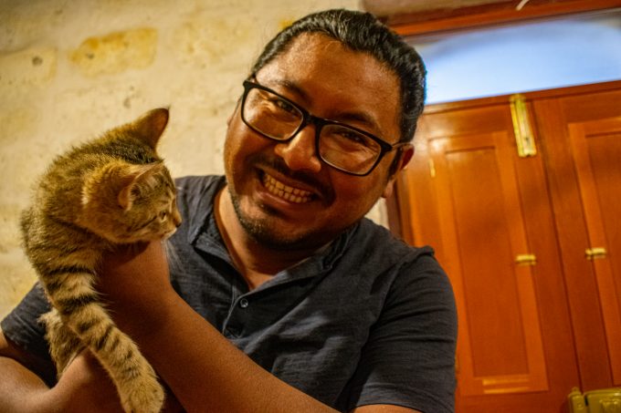 Huarca cree que para los gatos, no somos amos ni humanos, si no nos perciben como iguales o inferiores a ellos. En foto, con el gato Borges.